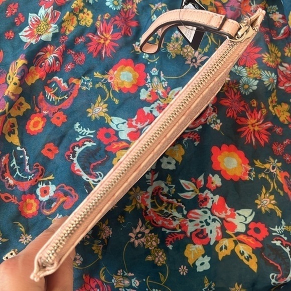 Brand New Guess Los Angeles Rose Pink Large Zippered Rothenberg Clutch Wristlet - Picture 6 of 13